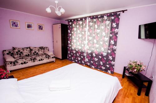 Apartment "Kvartirniy Vopros" on Artema 64 tesisinde bir odada yatak veya yataklar