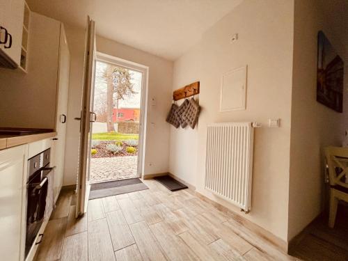 a room with a hallway with a door and a kitchen at Ferienwohnungen Mey Haus zum Rosenstock in Erfurt