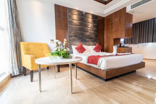 เตียงในห้องที่ Bhagini Icon Premier Hotel