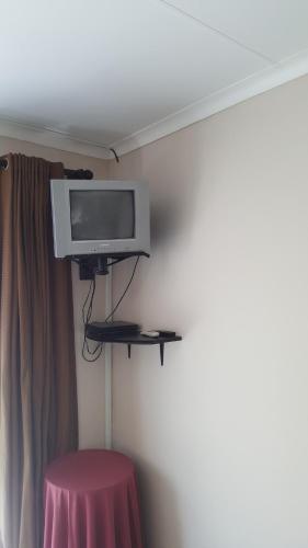 Televisyen dan/atau pusat hiburan di Copperpot Guesthouse