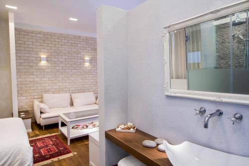 Ένα μπάνιο στο Haifa Luxury Boutique Apartments