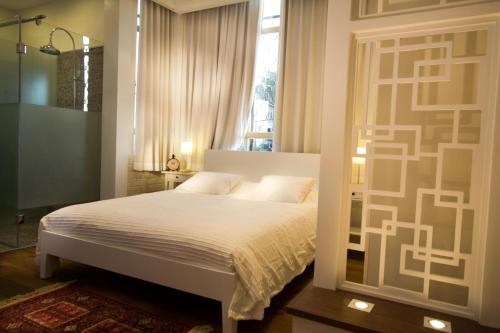Giường trong phòng chung tại Haifa Luxury Boutique Apartments