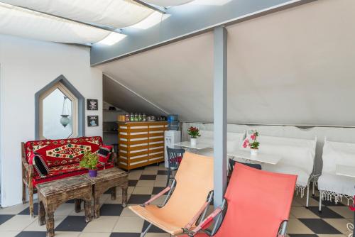 Zimmer mit Stühlen, einem Tisch und einem Spiegel in der Unterkunft Istanbul Amedros Home in Istanbul