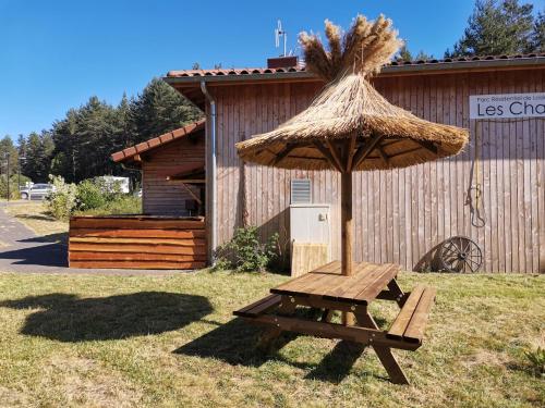 Les Chalets du Haut-Forez tesisinin dışında bir bahçe