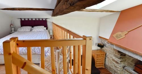 Treize-VentsにあるLogis de La Bénétièreのベッドルーム1室(ベッド1台付)、木製の階段