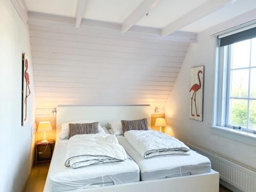 A bed or beds in a room at Smaakvol Vakantiehuis Serooskerke SE06