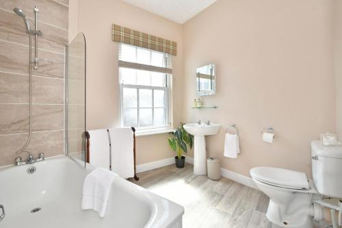 ein Badezimmer mit einer Badewanne, einem WC und einem Waschbecken in der Unterkunft The Sutherland Arms in Stoke on Trent