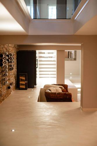 - un salon avec un canapé au milieu d'une pièce dans l'établissement Luxueux Mas provencal immérgé dans la nature, au Castellet