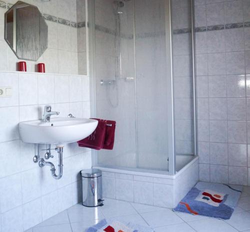 een badkamer met een wastafel en een douche bij Mayerhof in Pittenhart
