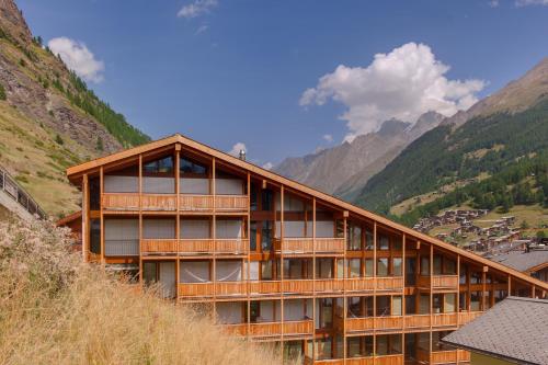 un edificio al lado de una montaña en Meric Apartment, en Zermatt