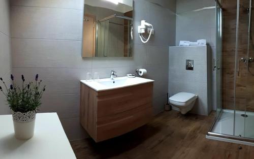 Un baño de Apát Panzió és Hajdina Étterem