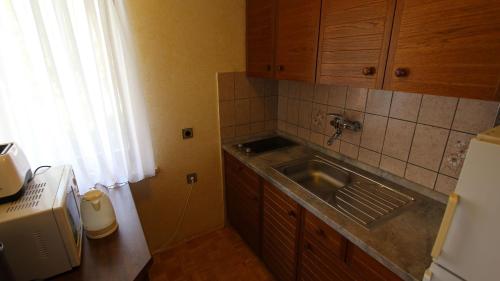 una cocina con fregadero y refrigerador en Apartment Prosinečki, en Malinska