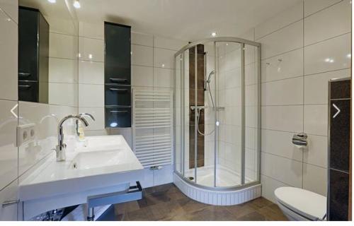 A bathroom at Deluxe Apartment SCHRABERGER TOP 6