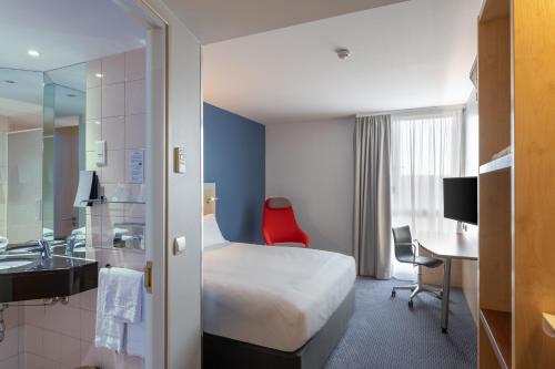 Кровать или кровати в номере Holiday Inn Express Saint-Nazaire, an IHG Hotel