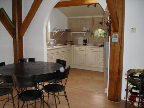 een keuken met een tafel en stoelen in een kamer bij Cornucopia Cottage in Ingen