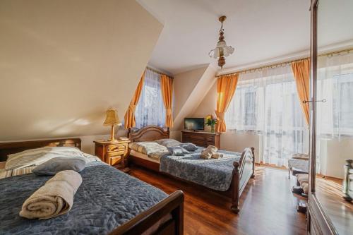 Un pat sau paturi într-o cameră la Villa Nawrot
