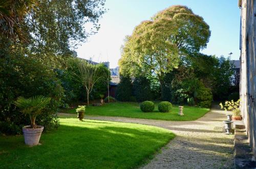 un giardino con un idrante nell'erba di Maison de Benedicte a Saint-Brieuc