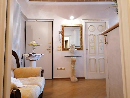 a living room with a couch and a mirror at A Casa di Mamma Rita in Chieti