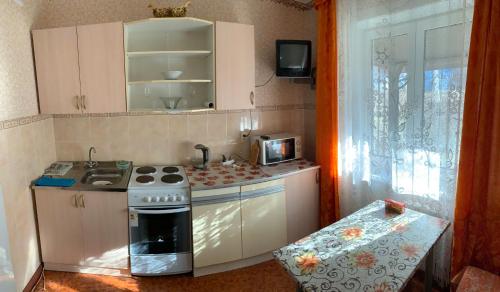 A cozinha ou kitchenette de Kvartira na Makarova