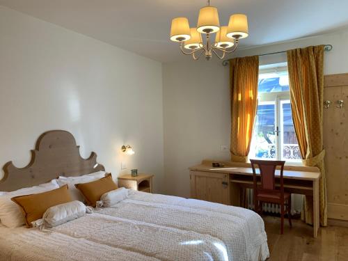 Кровать или кровати в номере Hotel Serena Cortina