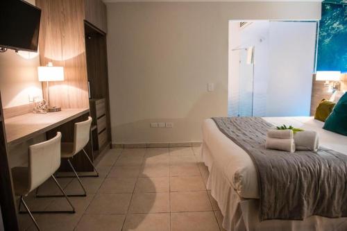 Cama ou camas em um quarto em Van Gogh Inn Aruba