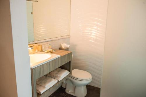 Um banheiro em Van Gogh Inn Aruba