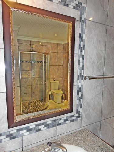 Bilik mandi di Constantia Manor Guest House