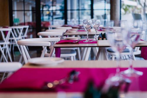 Un restaurante u otro lugar para comer en Hotel Cimbel