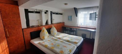 mały pokój z łóżkiem i kuchnią w obiekcie Hotel Corveyer Hof w mieście Höxter