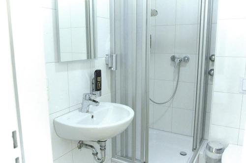 bestprice Hotel Aachen Hauptbahnhof tesisinde bir banyo