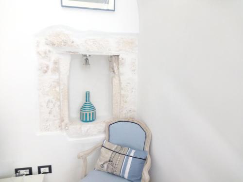 オストゥーニにあるOne bedroom house with sea view furnished terrace and wifi at Ostuni 5 km away from the beachの青い椅子