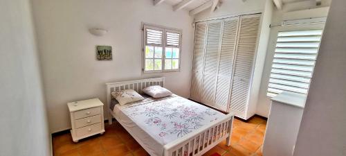 Cama o camas de una habitación en Villa de 4 chambres a Moule a 50 m de la plage avec vue sur la mer piscine privee et jardin clos