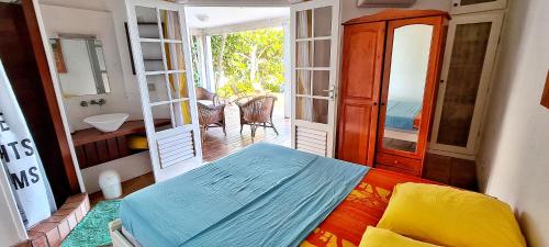 Tempat tidur dalam kamar di Villa de 4 chambres a Moule a 50 m de la plage avec vue sur la mer piscine privee et jardin clos