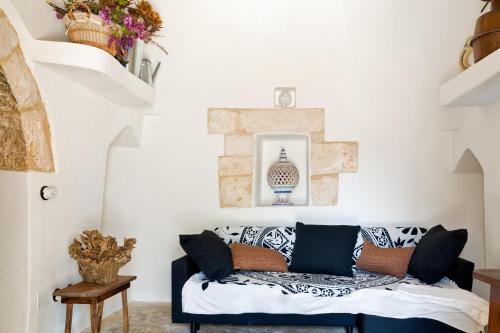 sala de estar con sofá blanco y negro en One bedroom house with private pool and furnished garden at Ceglie Messapica, en Ceglie Messapica