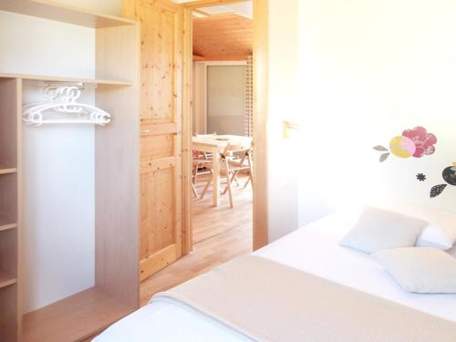 une chambre avec un lit et une salle à manger dans l'établissement Chalet avec vue sur la montagne à Pauilhac + piscine partagée, à Pauilhac