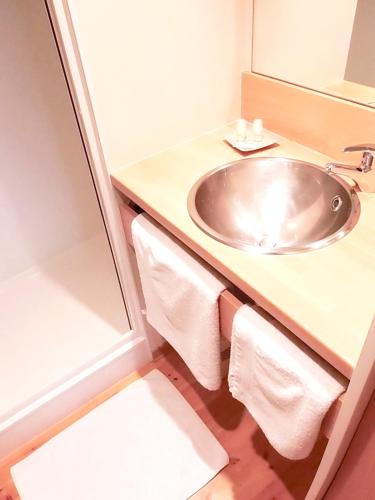 une salle de bain avec un lavabo et un miroir dans l'établissement Chalet avec vue sur la montagne à Pauilhac + piscine partagée, à Pauilhac
