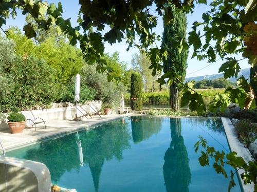 Photo de la galerie de l'établissement Maison de 2 chambres avec piscine partagee jardin amenage et wifi a Oppede, à Oppède