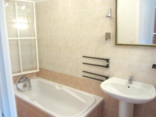 A bathroom at Maison de 4 chambres avec jardin amenage et wifi a Saint Andre en Vivarais