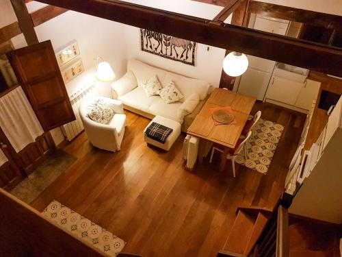 Villabáscones de Sotoscueva的住宿－Casa Guareña，客厅享有高空美景,配有沙发和桌子