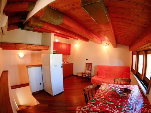 Een zitgedeelte bij 2 bedrooms apartement at Scilla 350 m away from the beach with sea view furnished balcony and wifi