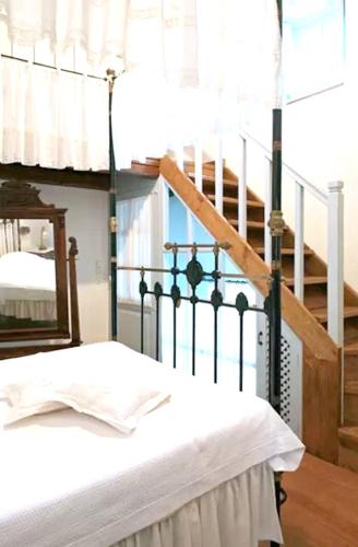 1 dormitorio con cama y escalera en Family House with Sea View in Patmos + Terrace, en Patmos