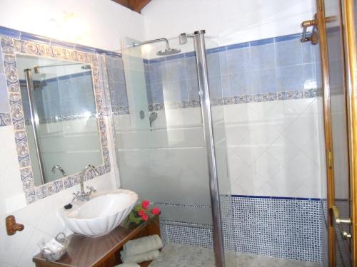 un baño con lavabo y ducha en Cosy Apartment in San Cristóbal de La Laguna, 32 m², Pool., en La Laguna