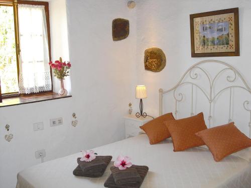 1 dormitorio con 1 cama blanca y 2 toallas en One bedroom appartement with sea view shared pool and jacuzzi at San Cristobal de La Laguna 3 km away from the beach, en La Laguna
