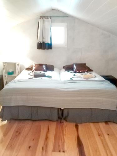 un grand lit dans une chambre avec une fenêtre dans l'établissement Maison charmante près de Castelnou avec piscine privée, à Castelnou