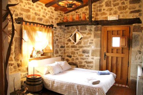 Foto da galeria de 5 bedrooms house with jacuzzi terrace and wifi at La Cavada em La Cavada