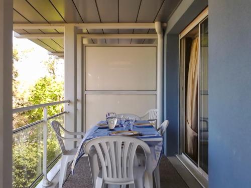 アルカションにあるAppartement d'une chambre a Arcachon a 30 m de la plage avec vue sur la mer terrasse amenagee et wifiのテーブルと椅子付きのバルコニー