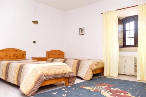 Ένα ή περισσότερα κρεβάτια σε δωμάτιο στο 2 bedrooms house with lake view shared pool and furnished garden at Porto de Mos
