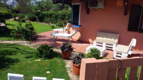 2 bedrooms appartement with enclosed garden and wifi at Case Peschiera lu Fraili 2 km away from the beach