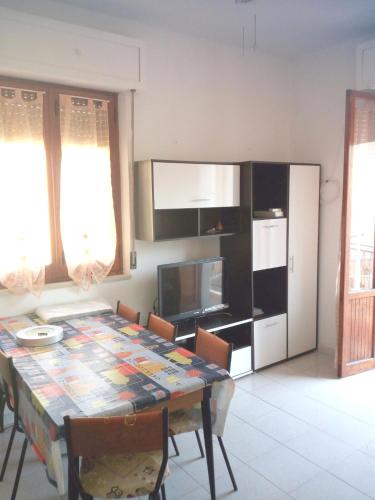 a living room with a table and a kitchen at Charming house with sea view in Contrada Termini in Casalbordino