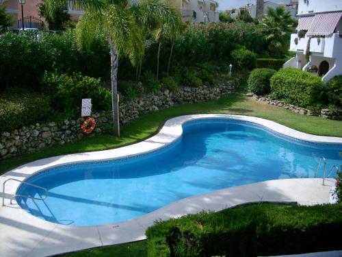 エステポナにある2 bedrooms appartement at Estepona 800 m away from the beach with shared pool and furnished balconyの庭のスイミングプールの景色